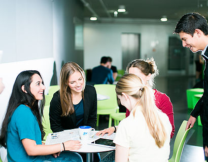 Studierende lernen zusammen
