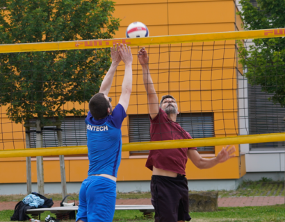 Menschen spielen Beachvolleyball