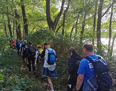 Wander/-innen im Laubwald