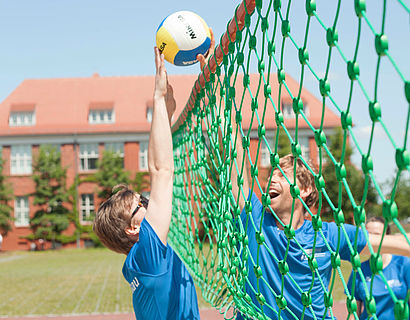 Studierende spielen Vooleyball auf dem Campus der TH Wildau