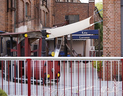 Kita Locomo auf dem Campus der TH Wildau mit Holzeisenbahn auf dem Außengelände