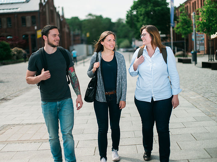 Studentengruppe kommend vom Campus