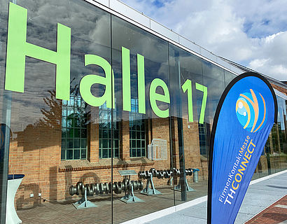 Beachflag der THCONNECT vor Halle 17 auf dem Campus der TH Wildau