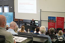 Landesradverkehrskonferenz Auftakt der Radverkehrskonferenz des Landes Brandenburg im Audimax der TH Wildau mit Prof. Klaus-Martin Melzer am Rednerpult