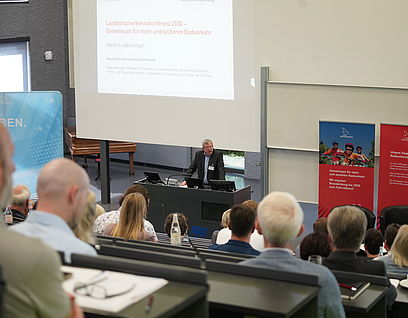 Auftakt der Radverkehrskonferenz des Landes Brandenburg im Audimax der TH Wildau mit Prof. Klaus-Martin Melzer am Rednerpult
