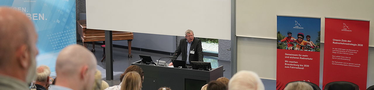 Auftakt der Radverkehrskonferenz des Landes Brandenburg im Audimax der TH Wildau mit Prof. Klaus-Martin Melzer am Rednerpult