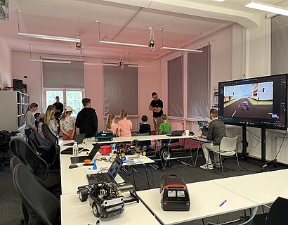 Kinderuni Summer Edition 2025 - Kids bei kleinen Experimenten in der Wildauer Maschinen Werke mit Fahrzeugen und weiteren 