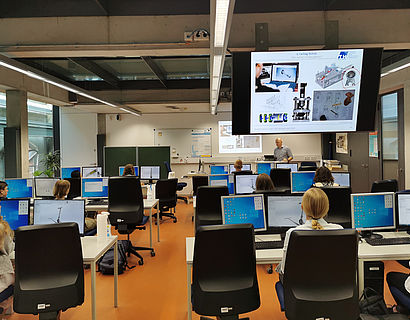 Schülerinnen und Schüler  im Seminarraum von hinten beim Fachtag Technik und Naturwissenschaften