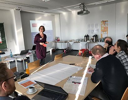 Frau Schmid leitet des Praxisdialog ein
