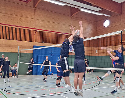Volle Bewegung im Weihnachtsvolleyballturnier der TH Wildau