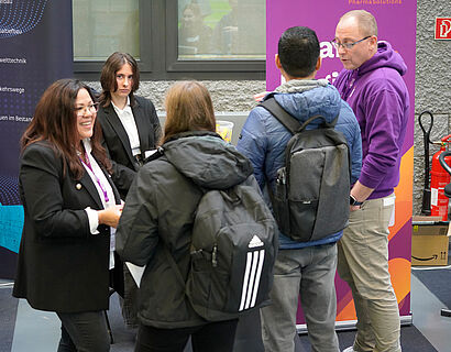 Ausstellende und Besucher*innen im Gespräch an einem Stand bei der THCONNECT 2025
