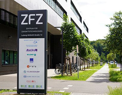 Blick auf das Schild vor dem Gebäude des Zentrums für Zukunftstechnologien