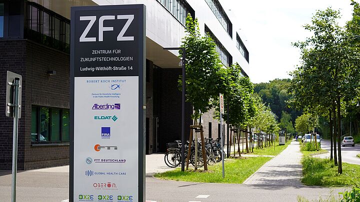 Blick auf das Schild vor dem Gebäude des Zentrums für Zukunftstechnologien