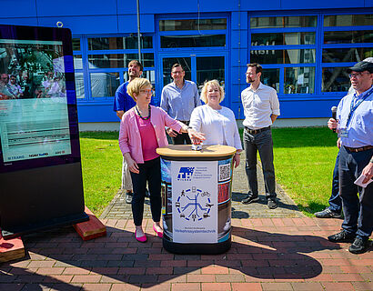 Vertreterinnen und Vertreter der TH Wildau und von der GB infraSignal GmbH bei der Eröffnung der Lichtsignalanlage auf dem Campus der TH Wildau.