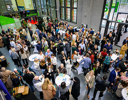 Absolvent*innen und Gäste im Foyer der TH Wildau bei der Verabschiedung 2025