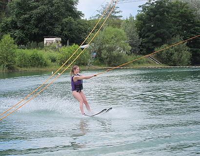 Soraya auf Wasserski