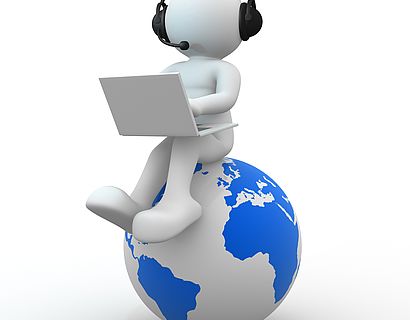 Person sitzend auf Weltkugel mit Kopfhörer, Laptop auf dem Schoß 