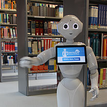 ​Humanoider Roboter assistiert ab sofort in der Hochschulbibliothek