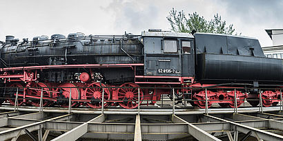 Historische Lokomotive auf dem Campus