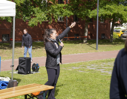 Person mit Mikrofon in der Hand