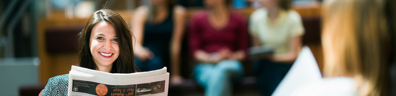 Studentin mit Zeitung