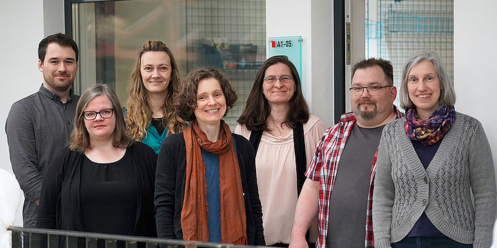 Team des Infopoints vor den Räumlichkeiten: Fabian Kießlich, Johanna Gröpler, Susanne Dettmann, Christina Jolowicz, Beate Schappach, Steffen Kubotsch, Birgit Sellmer