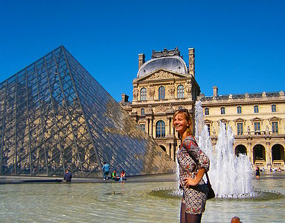 Studentin im Innenhof des Pariser Louvre