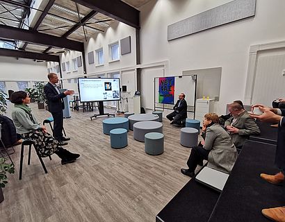 Mitarbeitende der TH Wildau beim Besuch von Staatssekretär Dünow im Opp:Lab der TH Wildau im Gespräch