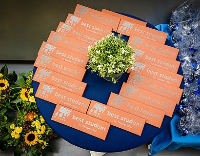 Blumen und Geschenke bei der Absolvent/-innenverabschiedung 2022