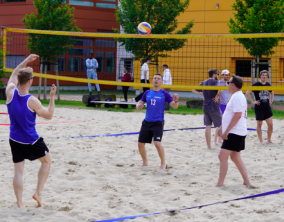 Menschen spielen Beachvolleyball