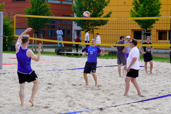 BeachCup Action1 Menschen spielen Beachvolleyball