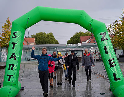 Die 100km-Wander/-innen beim Zieleinlauf