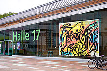 Spektrale Buntes Bild an der Glasfront von Halle 17 auf dem Campus der TH Wildau