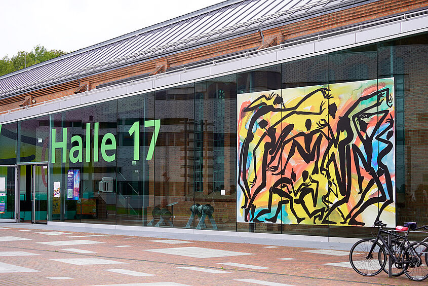 Spektrale Buntes Bild an der Glasfront von Halle 17 auf dem Campus der TH Wildau