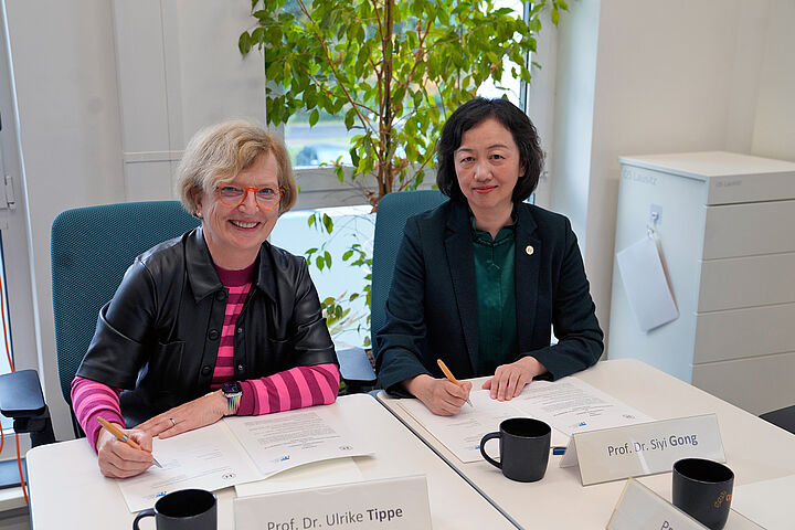 Prof. Ulrike Tippe, Präsidentin TH Wildau, und Prof. Siyi Gong, Präsidentin Shanghai Dianji University