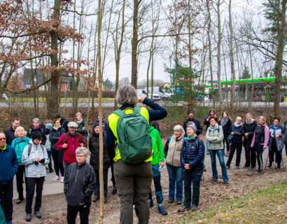 Menschen machen eine Pause bei einer Wanderung