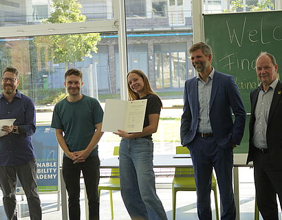 Teilnehmende der Sustainable Mobility Summer Academy 2023 bei der Zertifikatsvergabe