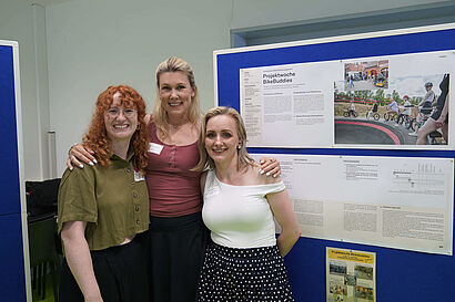 Man sieht das Team hinter "BikeBuddies": Vanessa von Wiedner, Felicitas Feuersänger, Dana Penno