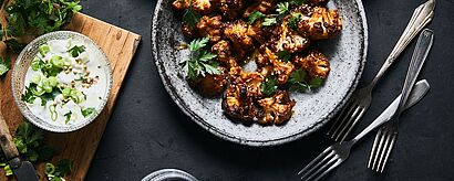 Blumen­kohl-Wings mit Joghurt-Dip