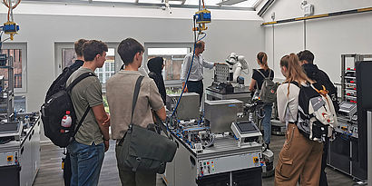 Studierende im Labor der Automatisierungstechnik in Halle 21