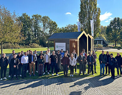 Gruppenbild vor den Tiny Spaces