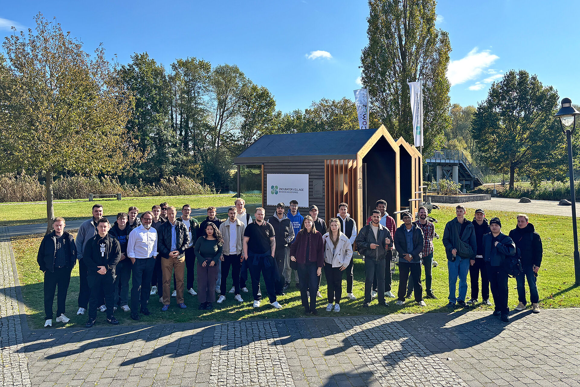 Gruppenbild Gruppenbild vor den Tiny Spaces