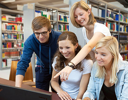 Studenten in der Bibliothek der TH Wildau