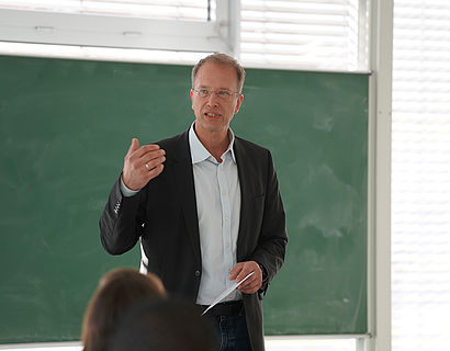 Prof. Jlrg Reiff-Stephan bei der Eröffnung der Sustainable Mobility Summer Academy 2023