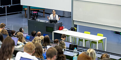 Studierende bei einer Vorlesung im Audimax der TH Wildau