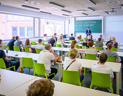 Besucherinnen und Besucher in einem Seminarraum der TH Wildau bei einer Studiengangvorstellung.