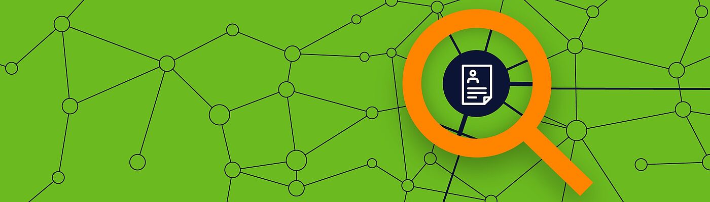 Eine Lupe zoomt auf einen Lebenslauf.