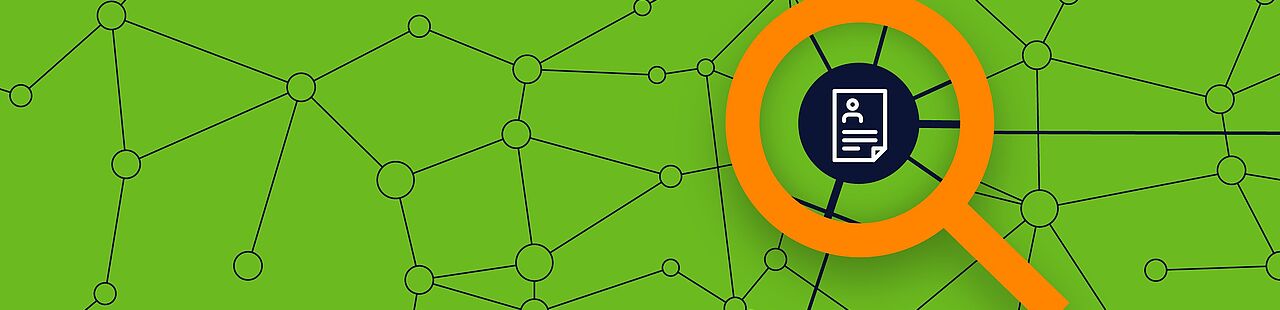 Eine Lupe zoomt auf einen Lebenslauf.