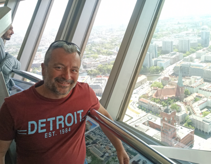 Eine Person vor einem Fenster mit Blick auf die Stadt