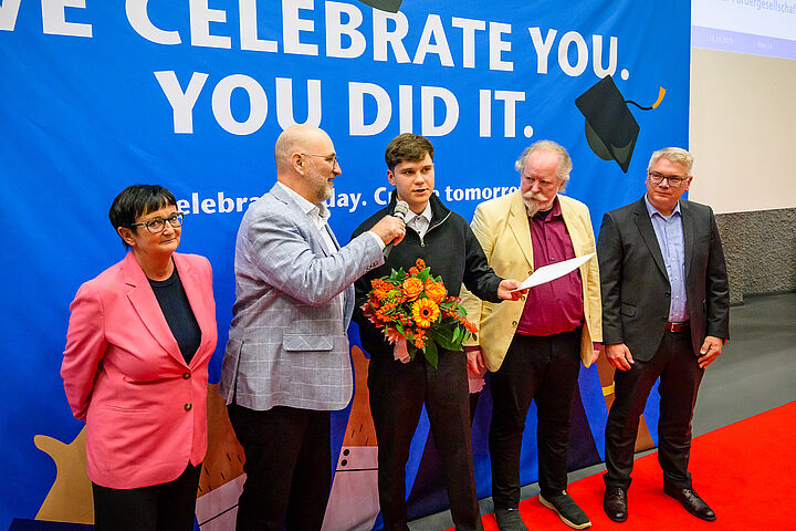 THesis Preis 11/2025 Preisträger Niedling im Gespräch mit BM Nerlich